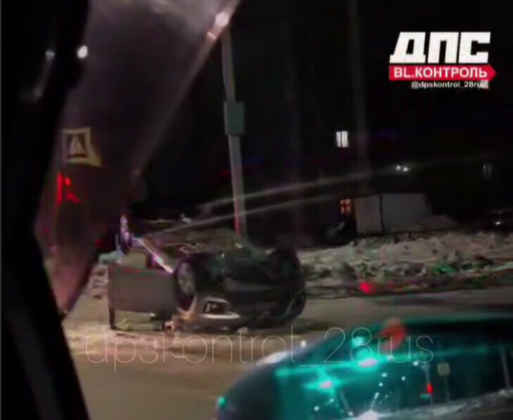 В Благовещенске в результате ДТП авто встало на крышу
