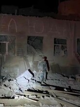 Ракета попала в интернат для пожилых в Судже Под завалами могут быть люди