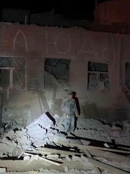 Ракета попала в интернат для пожилых в Судже Под завалами могут быть люди