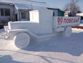 Амурчанин сделал из снега легендарный советский ЗИС5 в деталях