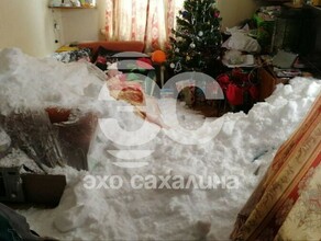 На Сахалине снег выдавил окна в квартирах