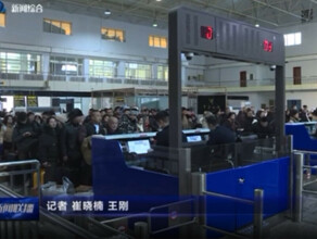 Телевидение Хэйхэ показало как много пассажиров прошло в первые дни февраля через китайский пункт пропуска видео