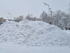 Снежные кучи высотой более 2 метров в Шимановске  привлекли внимание прокуратуры