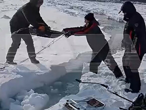 Бегите прыгайте около 300 рыбаков на Сахалине оказались на оторвавшейся льдине видео