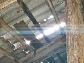 В мэрии Благовещенска рассказали о судьбе дома на крышу которого уже несколько лет жалуются люди 