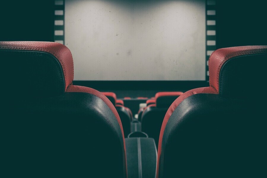 В 2020 году кассовые сборы кинотеатров упали почти на 60 