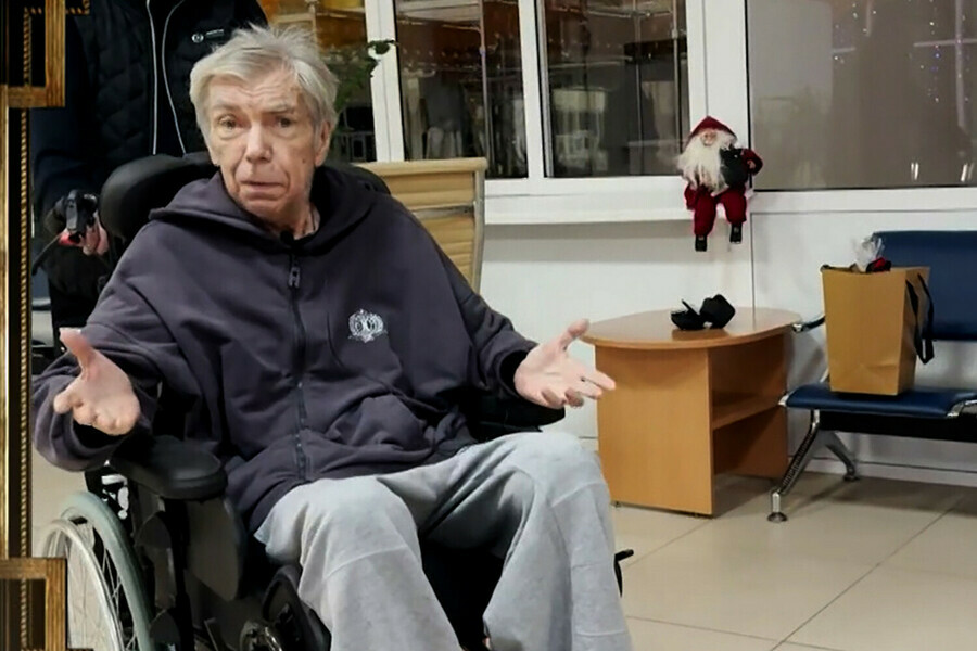 Ведущий Юрий Николаев сел в инвалидное кресло