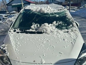 Боюсь представить что могло бы произойти на авто амурчанина с крыши упала глыба снега и промяла крышу фото