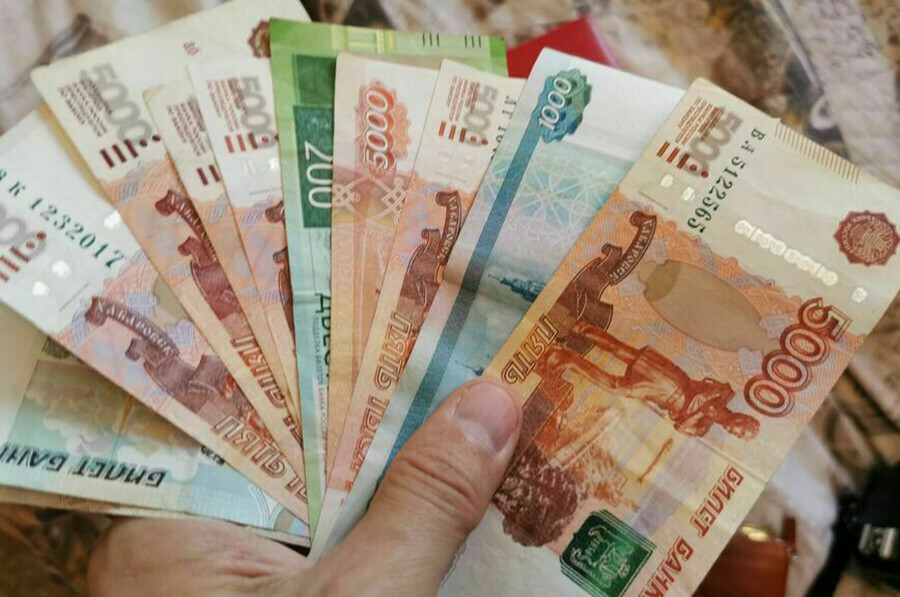 Больше 150 тысяч рублей названы самые высокооплачиваемые сферы труда в России