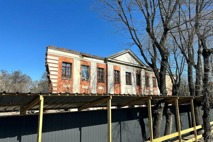 Осталась одна стена здание постройки середины прошлого века практически снесли в центре Благовещенска фото