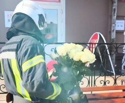 Пожарные оригинально поздравили женщин Благовещенска видео
