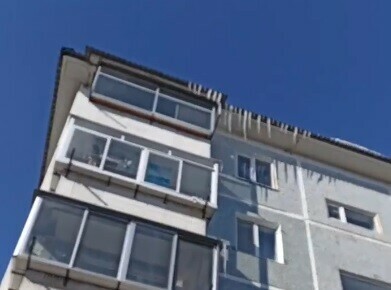 Огромные сосульки заметили на пятиэтажке Благовещенска видео