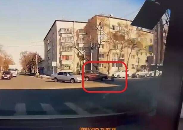8 марта в Благовещенске водитель сбил женщину и уехал видео