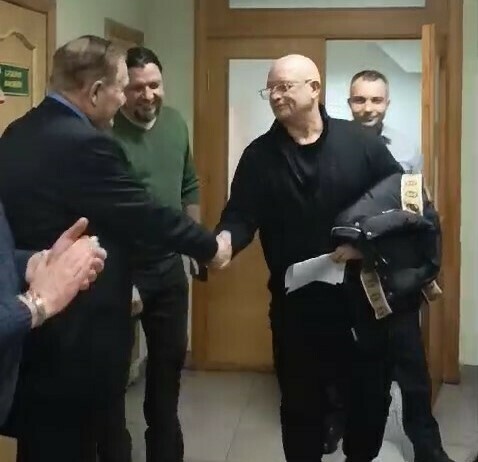 Известного благовещенского бизнесмена Евгения Пушкарева обвиненного в даче взятки освободили изпод стражи в зале суда видео