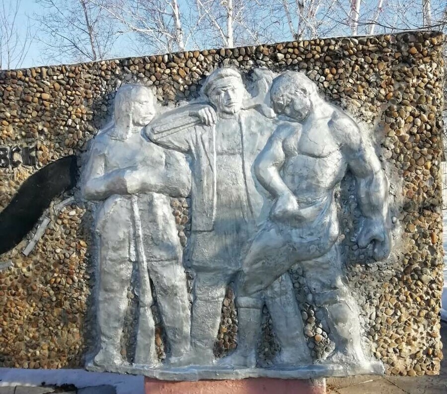 В Благовещенске на памятнике Айгунскому договору разглядели Ленина и Путина
