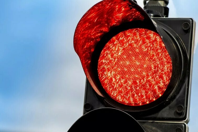 В Свободном женщина выехала на красный и устроила ДТП