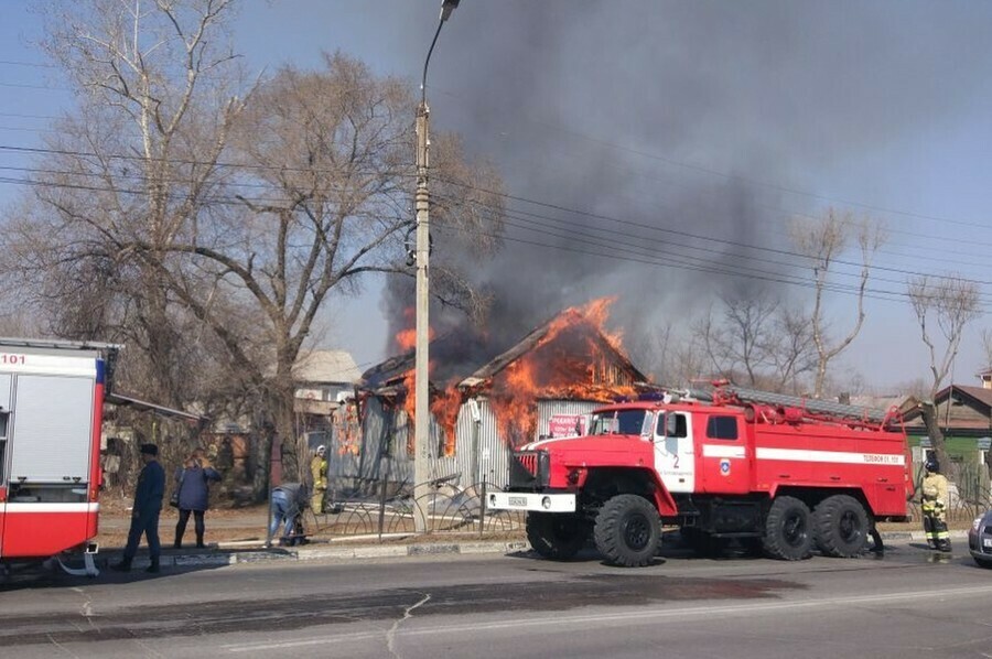 В Благовещенске горел дом на улице Чайковского