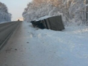 В Приамурье грузовой автомобиль упал на бок водитель скончался на месте 