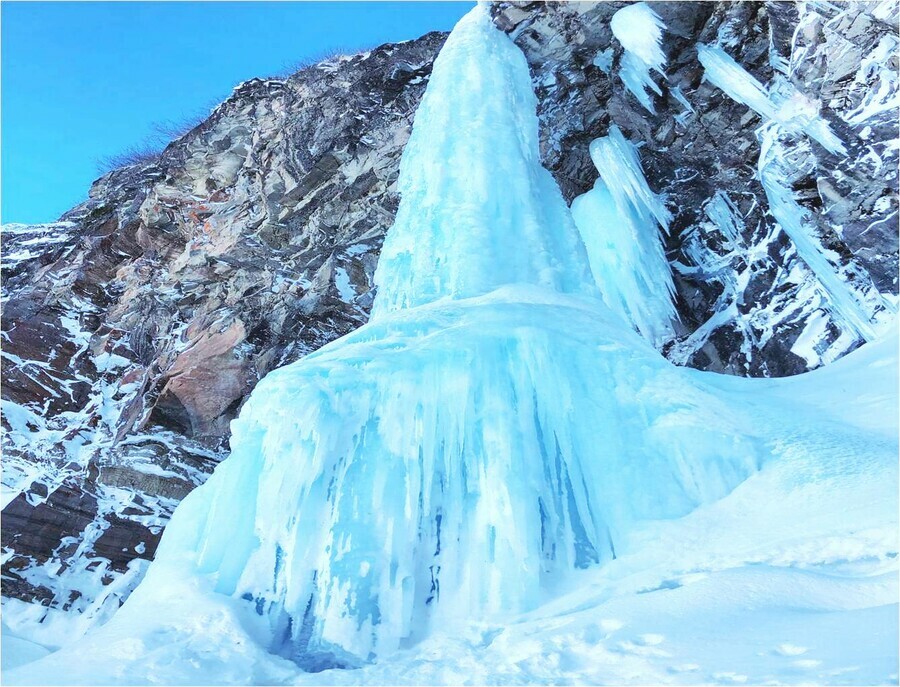 На Камчатке обрушился лед на Вилючинском водопаде Под завалами  люди