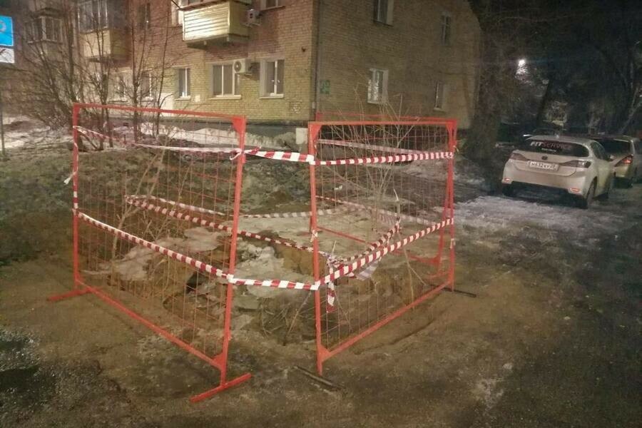 На улице Шевченко устраняют просадку дороги 