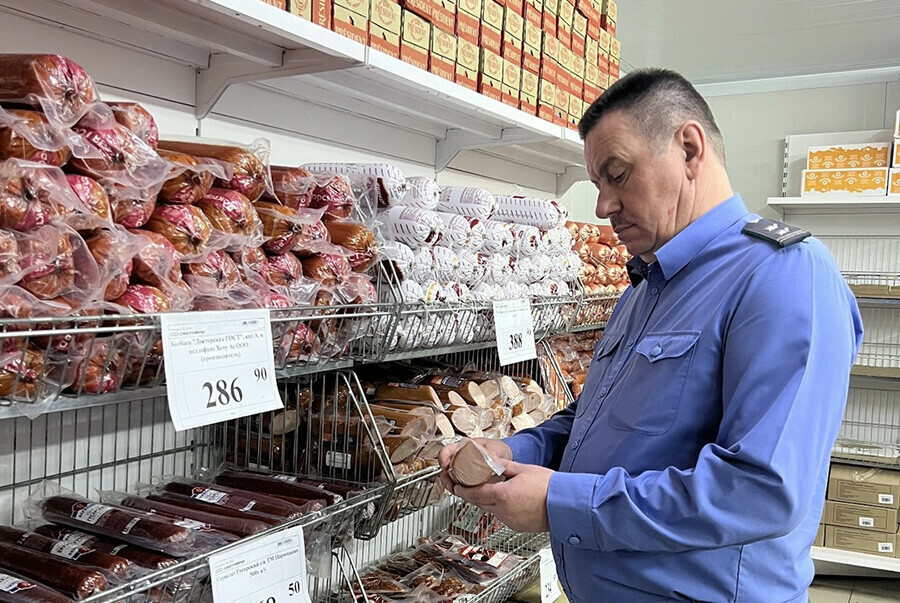 Тонны фальсификата мясной и молочной продукции обнаружили в магазинах Светофор в Амурской области