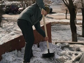 На борьбу с наледью в Благовещенске брошены не только силы коммунальщиков 