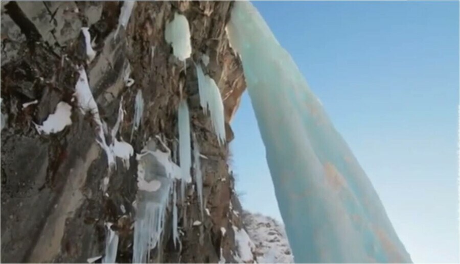Один человек погиб при обрушении льда на Вилючинском водопаде на Камчатке