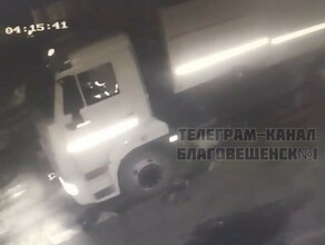 Держалась за голову а потом упала появилось видео наезда мусоровоза на 20летнюю студентку в Благовещенске кадры 18