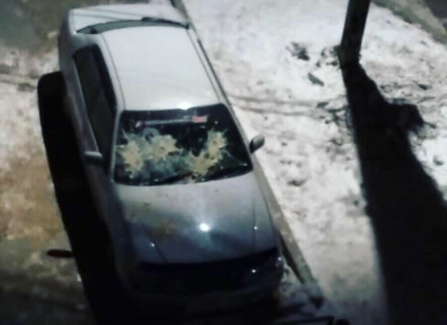 В Свободном Амурской области припаркованную машину закидали яйцами