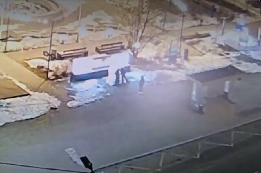В Благовещенске в сквере Бабочка ледяную фигуру зверски уничтожили вандалы видео  