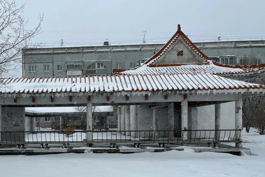 В парке Дружбы Благовещенска сносят старую постройку и ждут предложений от горожан 