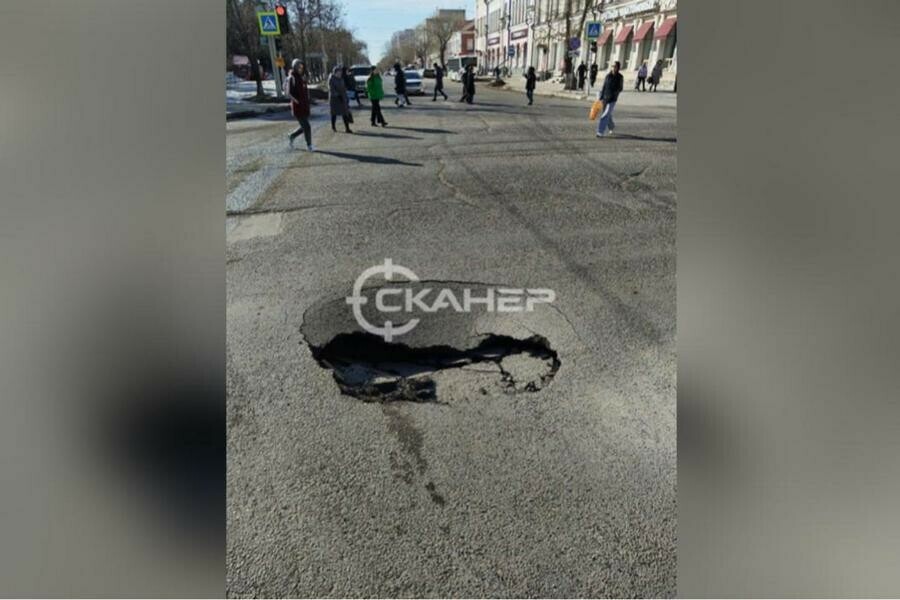 В самом центре Благовещенска асфальт уходит под землю видео