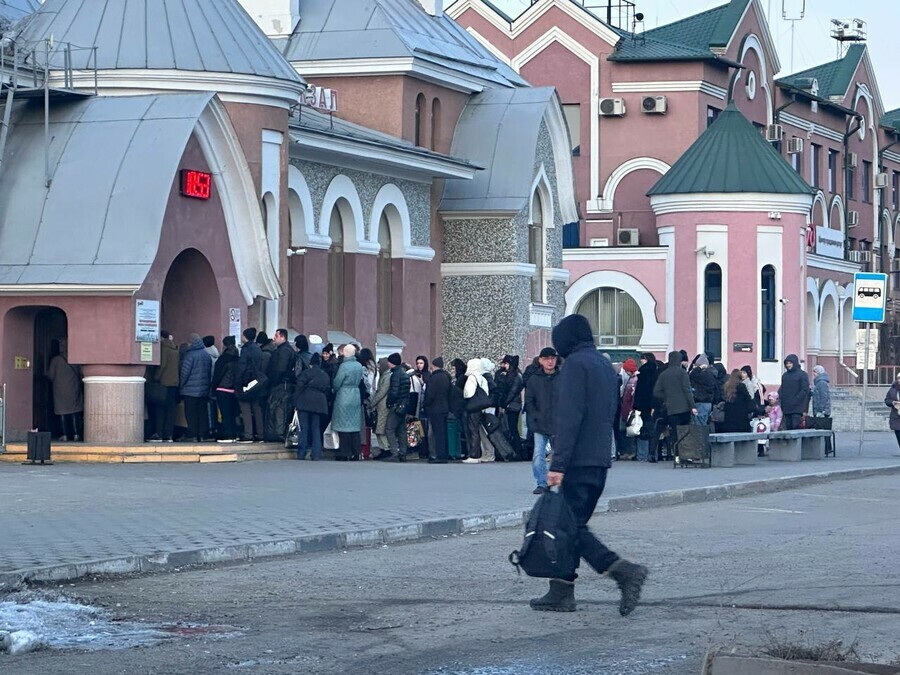Людям приходится бежать чтобы успеть на поезд амурчане вновь недовольны ситуацией на пункте пропуска благовещенского вокзала