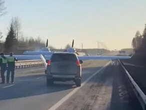 Самолет сел прямо на трассу в Вологодской области видео