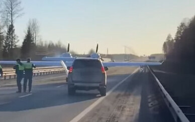 Самолет сел прямо на трассу в Вологодской области видео