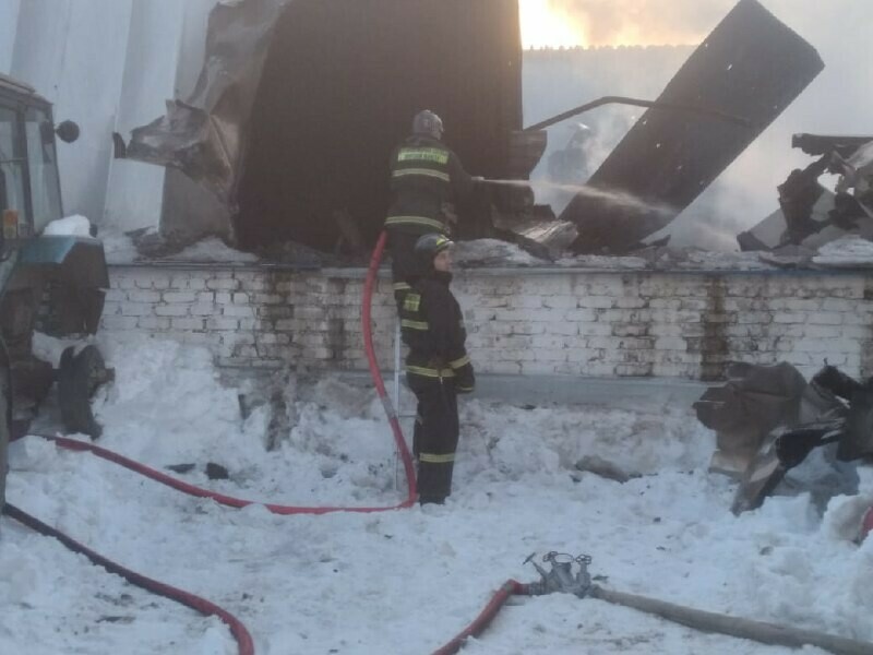 В амурском селе пожарные спасли от огня 300 тонн сои