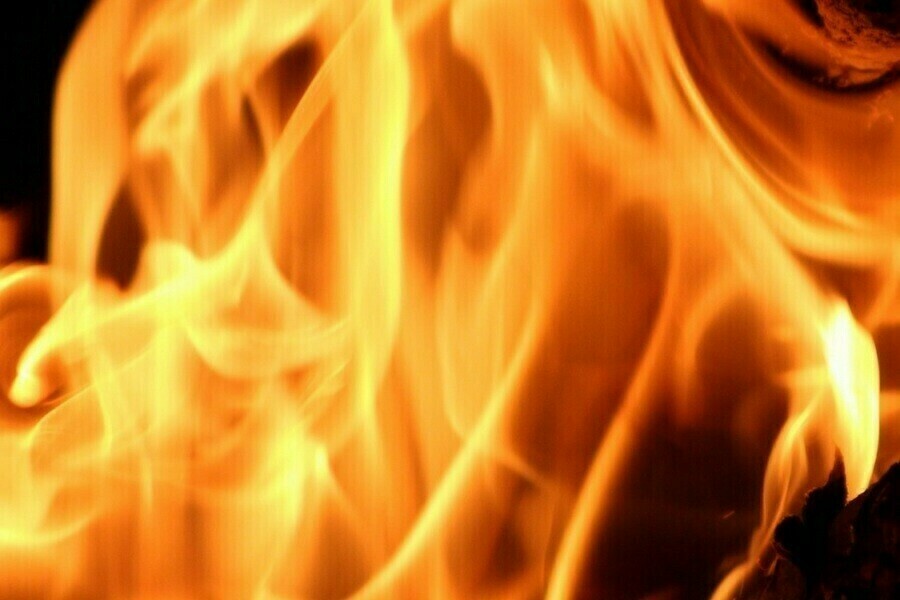 Дом с гаражом вспыхнул во Владимировке 
