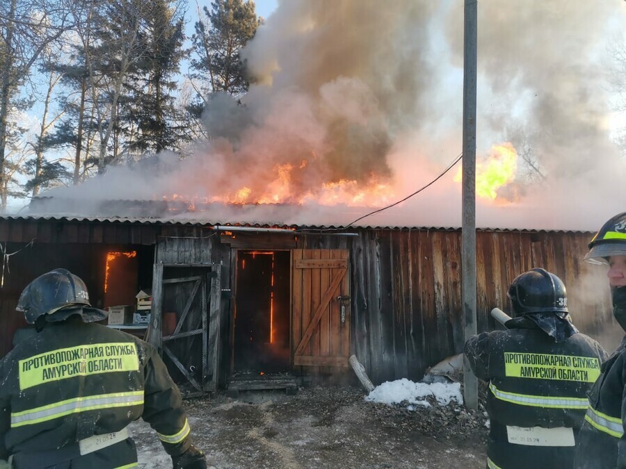 В амурском селе пожар полностью уничтожил магазин