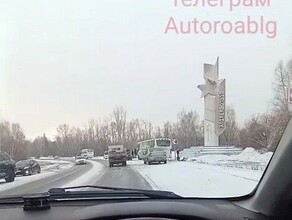 На въезде в Благовещенск столкнулись три авто одно из них  пассажирский автобус видео