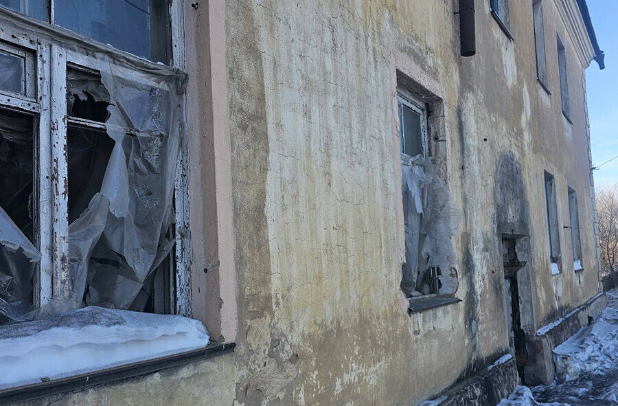 Дом представляющий опасность для горожан стоит в Свободном фото
