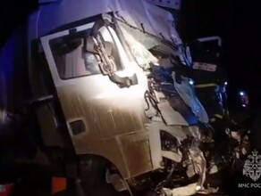 Появилось видео с места ДТП в Приамурье где жестко столкнулись два грузовых авто видео
