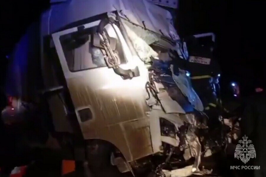 Появилось видео с места ДТП в Приамурье где жестко столкнулись два грузовых авто видео