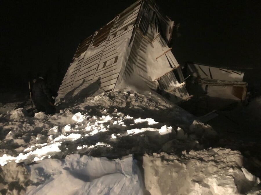 Трагедия в Красноярском крае снежная лавина засыпала семью с полуторагодовалым сыном фото видео