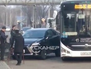 Паркуются прямо на остановке в Благовещенске пожаловались на автомобилистов видео