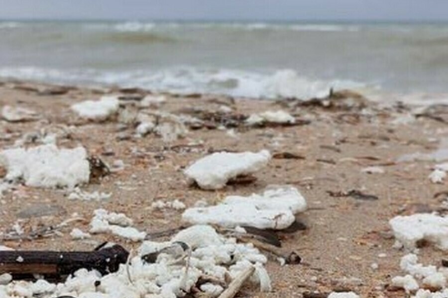 На пляже в Анапе обнаружили неизвестное белое вещество