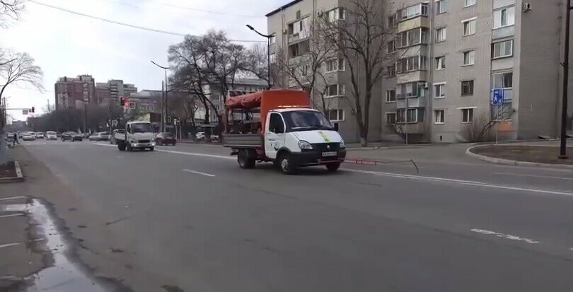 Дорожники взяли краску и выехали на улицы Благовещенска видео 