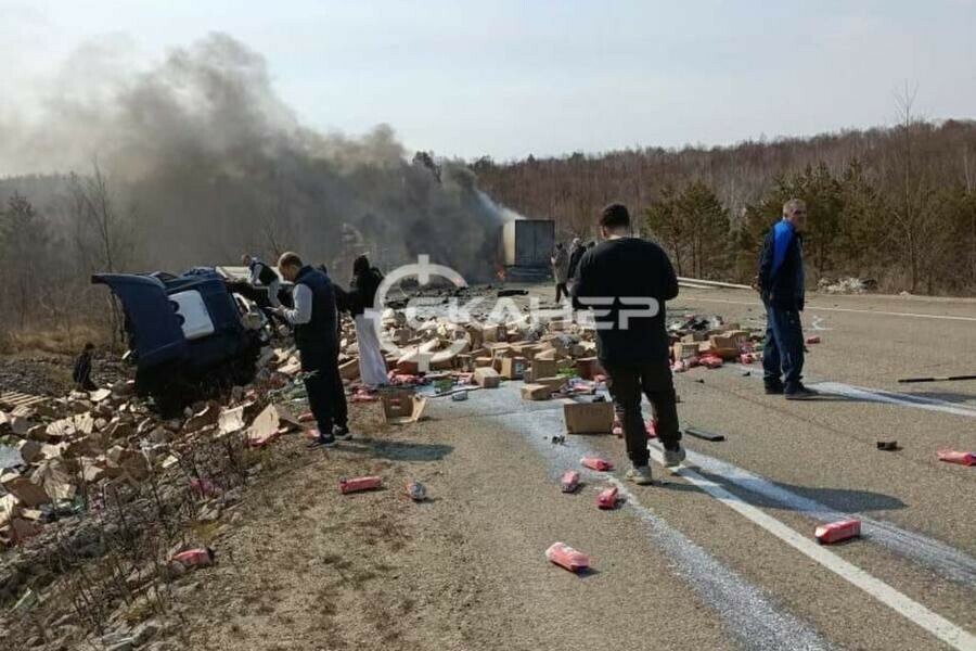 По трассе разлетелись пакеты с молоком один грузовик загорелся в ДТП в Приамурье погибли оба водителя фото видео 