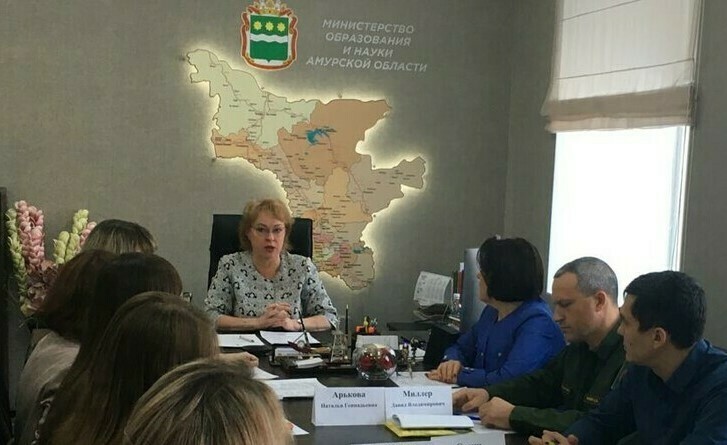 Амурский минобр начнет служебную проверку по ситуации с учителем чье поведение признали непедагогичным 