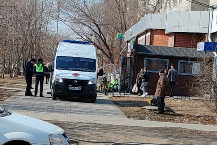 Плакали и просили отпустить в микрорайоне Благовещенска юные девушки на электросамокате сбили пешехода 