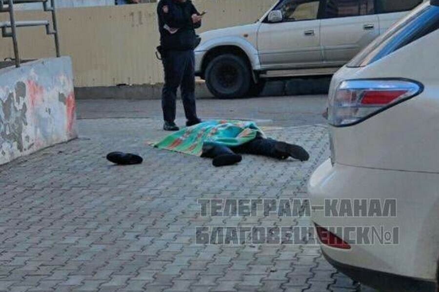 В Благовещенске с высоты упал и разбился насмерть мужчина
